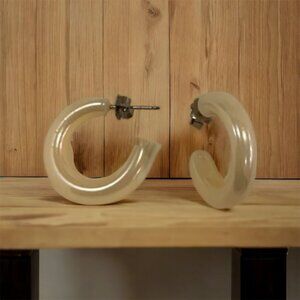 Vintage Avon Pearlized Swirl Hoop Pierced Earrings 1991‎ Ivory